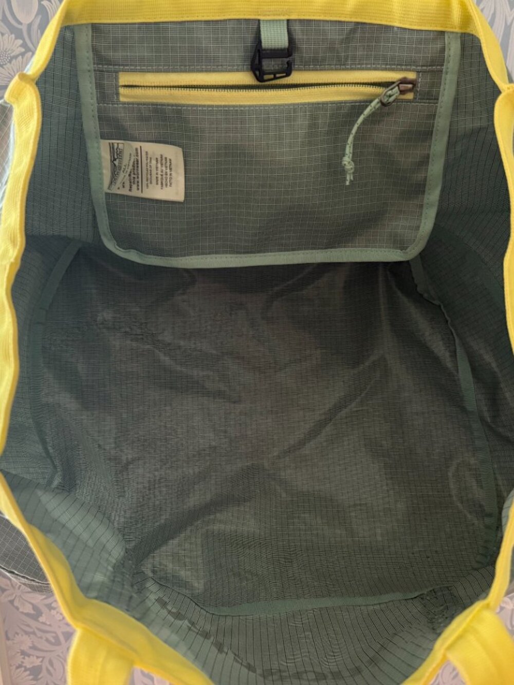 Patagonia Black Hole® Tote 25L - Pale Green and Yellow - Picture 4 of 5